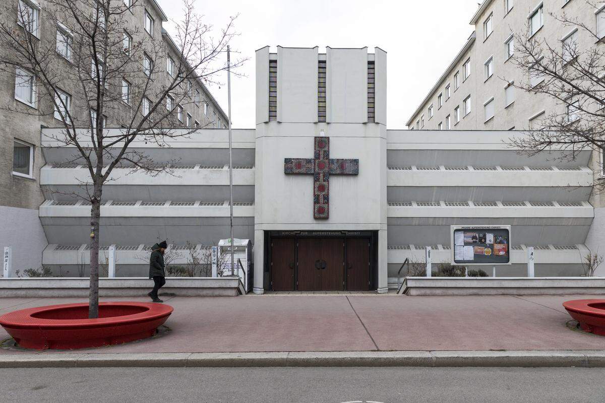 Die 1971 im brutalistischen Stil erbaute Kirche zur Auferstehung Christi in der Siebenbrunnenfeldgasse. Der Betonbau besticht ...