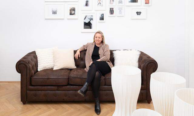  Julia Körner in ihrem neuen Atelier in der Nähe des Rochusmarkts, wo auch ihre 3-D-gedruckten Interieur-Objekte (im Vordergrund) zu sehen sind.