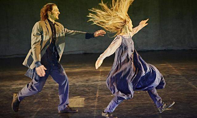 Die Liebe ist ein seltsames Spiel: Elvis Grezda und Ana Grigalashvili tanzen ein junges Paar.