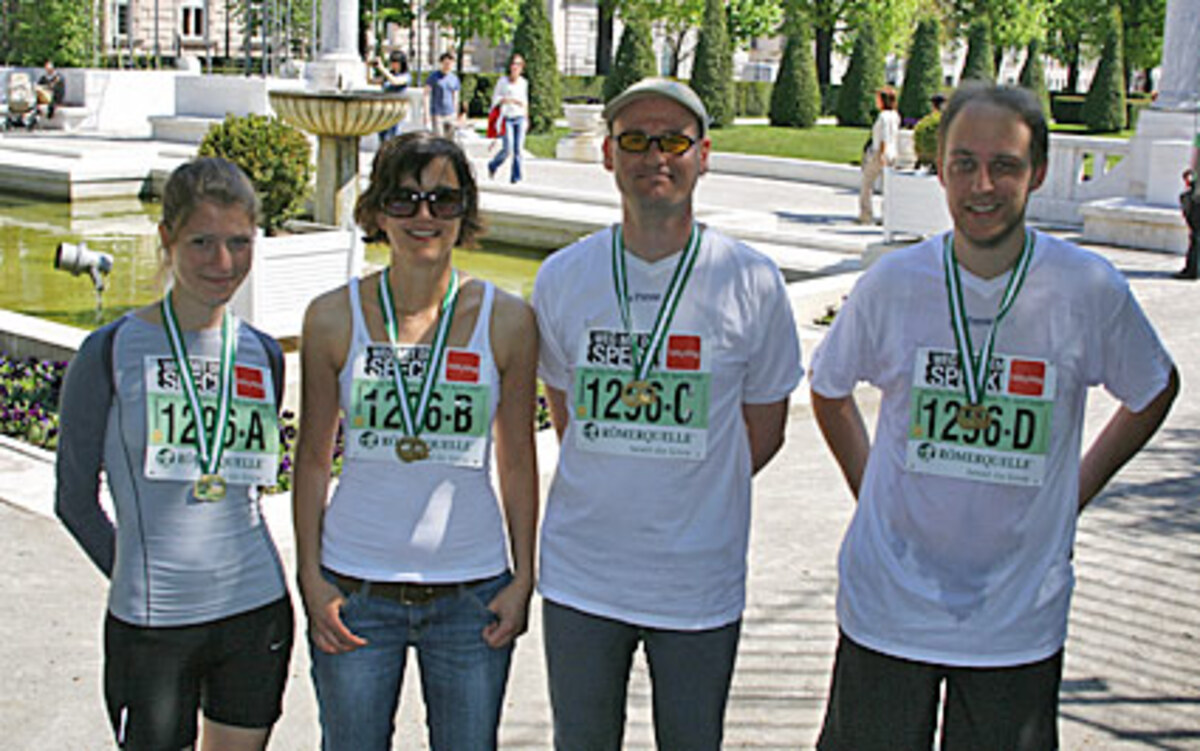 Stolz präsentierten alle vier Läufer ihre Medaillen...