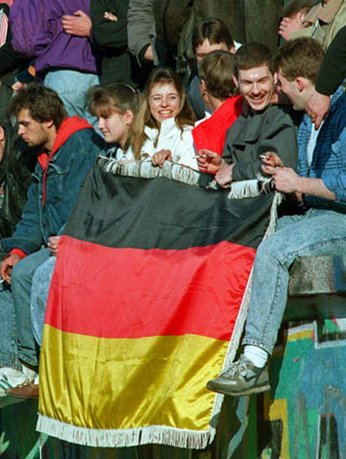 Auch der Westen selbst ist überrascht: Internationale Nachrichtenagenturen melden gegen 19 Uhr: "DDR öffnet Grenze". Am Rande eines Staatsbanketts in Warschau erfährt Bundeskanzler Helmut Kohl gegen 21.30 Uhr von den Ereignissen in Ost-Berlin. Die Meldungen der Nachrichtenagenturen überrumpeln auch Washington, London und Paris.