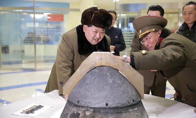 Kim Jong-un inspiziert den Teil einer Rakete.