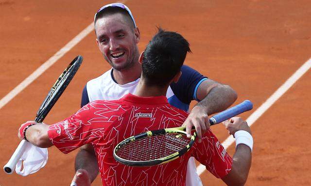 Viktor Troicki umarmt Novak Djokovic beim Turnier in Belgrad.
