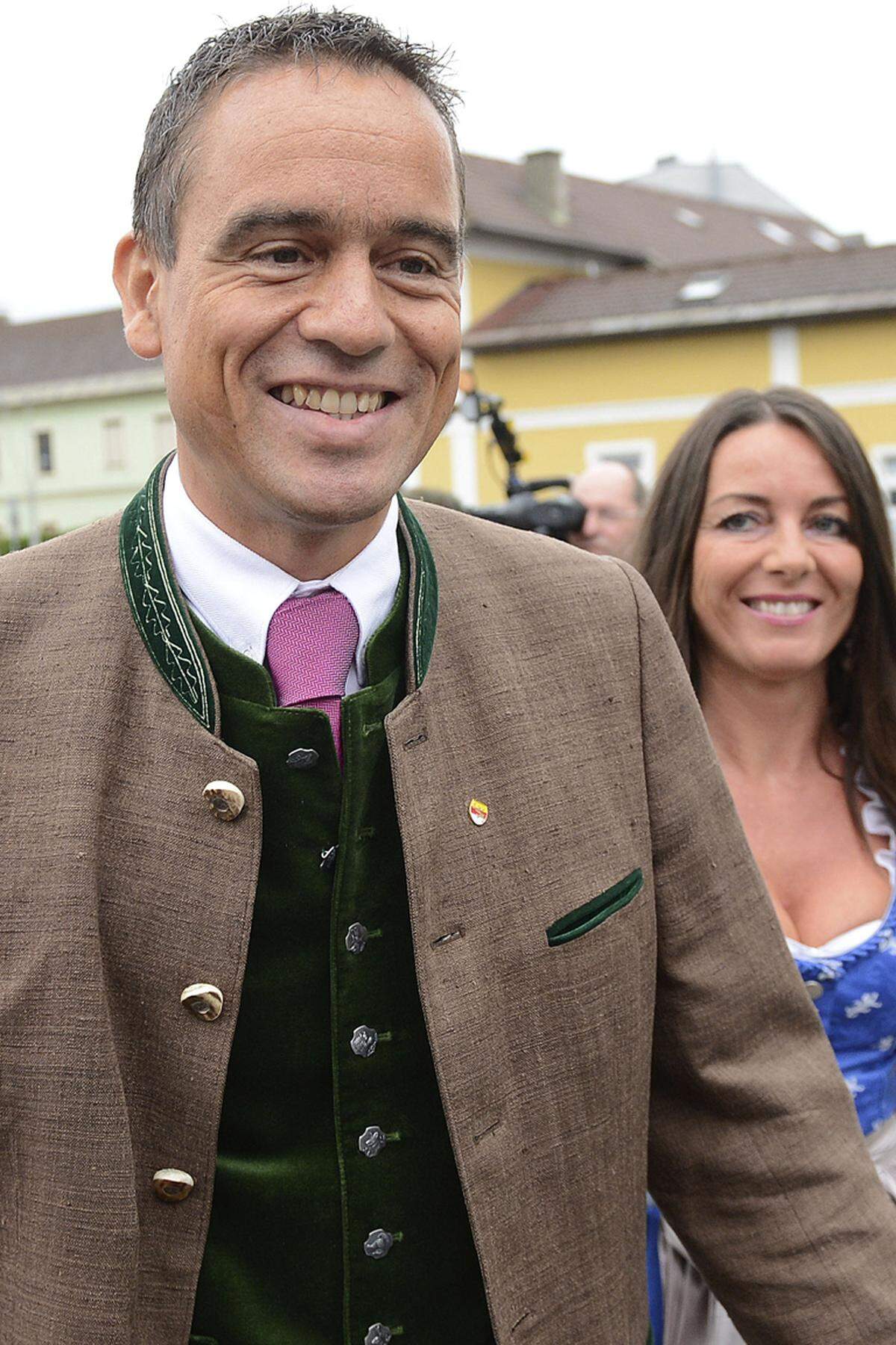 Den selben Lehrer hatte wohl Ex-FPK-Chef Uwe Scheuch. Er fasste seine Diplomarbeit so zusammen: "This project is engaged in an inclusion of the forrest in Oberkärnten, and it is apart of a project, wihch was done in all provinces of Österreich. 85 farmers, who were divided in four categories were investigated. It was an personal oral examination, with using a standard questionaire" (alles: sic!).