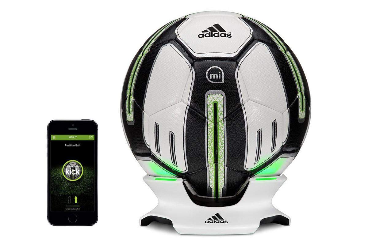 Nach der Fußball-WM ist vor der Fußball-WM. Mit dem sensorgespickten „Smart Ball“ von Adidas kann auch der ambitionierte Fan Profiluft schnuppern. Der Ball verbindet sich mit einer App am iPhone, berechnet Flugbahn, Geschwindigkeit und Spin. Spieler können ihre Werte schließlich mit denen ihrer großen Vorbilder vergleichen. Adidas MiCoach Smart Ball, 300 Euro