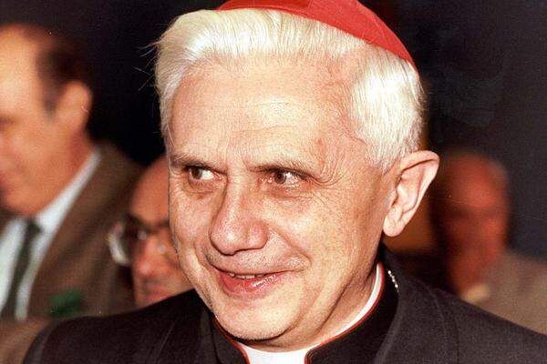 Am "Chefideologen" des Katholizismus kam im Vatikan schon lange niemand mehr vorbei. Seit dem Jahr 2002 bekleidete Ratzinger auch das Amt des Dekans des Kardinalskollegiums - und leitete als solcher das Konklave, das ihn 2005 zum Papst kürte.