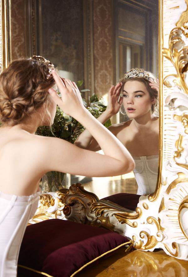 Dolce&Gabbana wurden gebeten, bei ihrem Design die Oper "Die Hochzeit des Figaro" von Wolfgang Amadeus Mozart miteinzubeziehen. "Sie haben sich dann selbst eine Stelle herausgesucht, nämlich 'Muntere Jugend, streue Blumen'", erklärte die Organisatorin. Diese Stelle könnte auch "das Motto für den Ball sein".