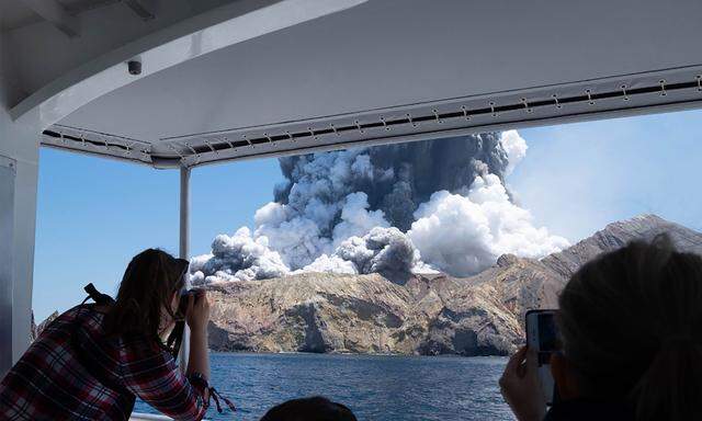Die Explosion im Krater von White Island, von einem Touristenboot aus nächster Nähe gesehen. 