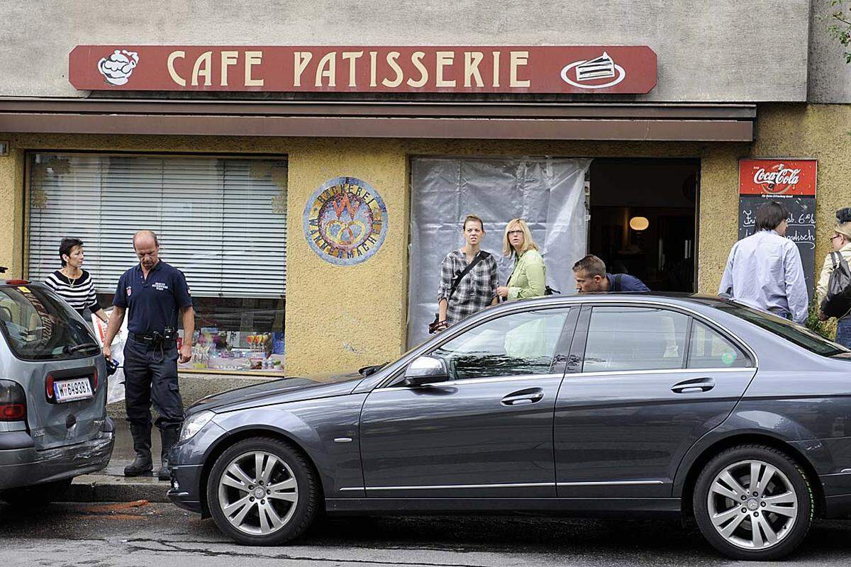 Am Freitagmorgen ist ein Auto in einen Wiener Schanigarten gekracht, drei Gäste wurden zum Teil schwer verletzt.