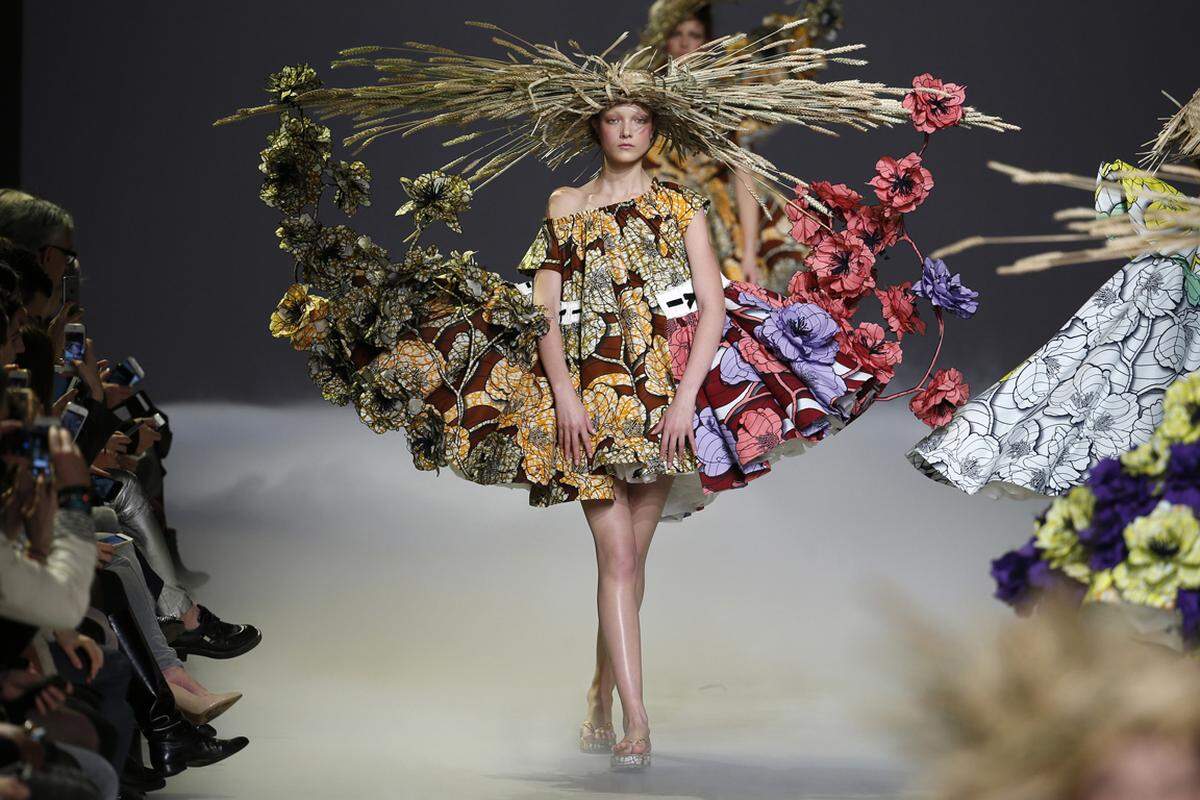 Die niederländischen Designer Viktor Horsting und Rolf Snoeren holten während der Pariser Haute-Couture-Schauen die Ernte ihrer Arbeit ein.