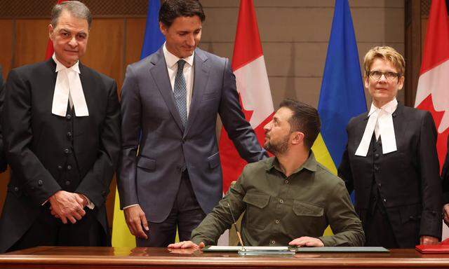 Ein Bild vom vergangenen Freitag (von links): Parlamentspräsident Rota, Kanadas Premier Trudeau, Selenskij und die kanadische Senatspräsidentin Raymonde Gagne.