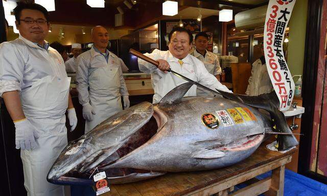 Der Topbieter war damals wie heute derselbe. Es ist der Besitzer der großen Sushi-Kette Sushizanmai, Kiyoshi Kimura.