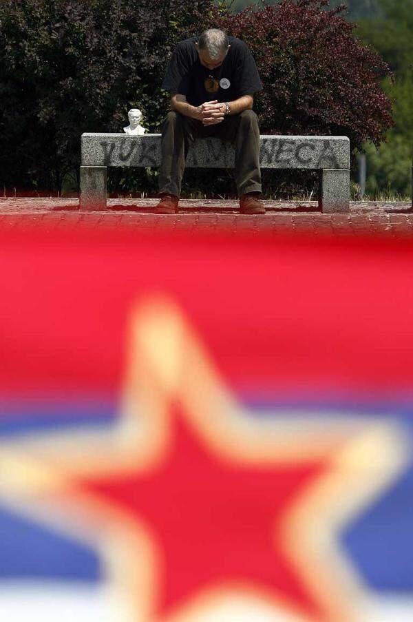 Vor zwanzig Jahren ist Jugoslawien zerfallen. Die Unabhängigkeitserklärungen von Slowenien und Kroatien am 25. Juni 1991 besiegelten das Schicksal Jugoslawiens. Begonnen hatte der Zerfall des südslawischen Vielvölkerstaates bereits Anfang der Achtzigerjahre mit Unruhen in der mehrheitlich von Albanern bewohnten südserbischen Provinz Kosovo. Mit der Unabhängigkeitserklärung Prištinas von Belgrad fand der Zerfallsprozess Jugoslawiens im Jahr 2008 seinen vorläufigen Abschluss.
