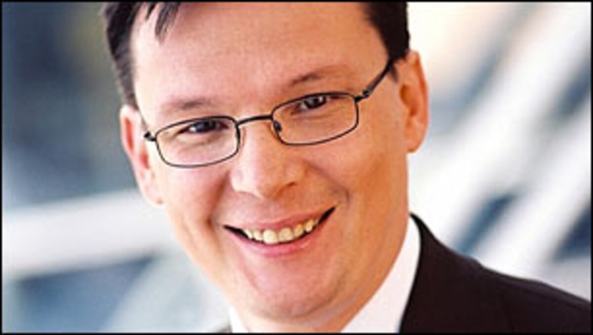 ... Eine Weigerung oder Ausflüchte müssten als Beweis einer Komplizenschaft verstanden werden. Russland sollte auch nicht den Eindruck vermitteln, dass es dies für eine Episode hält, die in ein paar Wochen vergessen ist. Jede Politik des Aussitzens sollte auf eine stärkere Reaktion Großbritanniens stoßen. Litwinenko war ein Bürger dieses Landes. Seine Ermordung ist ein Angriff auf unsere Gesetze, unsere Demokratie und unsere Lebensweise."