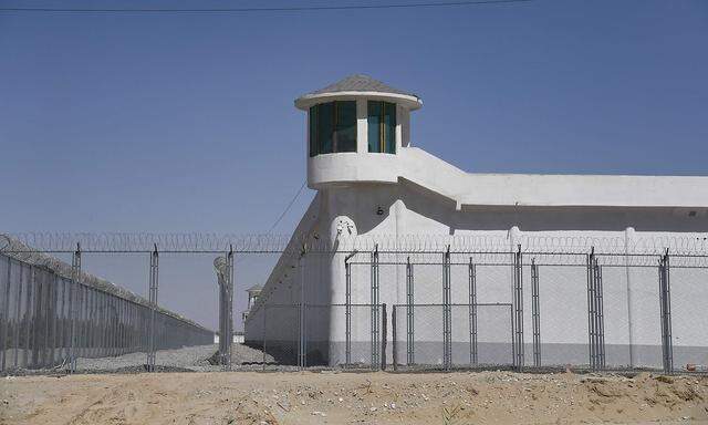 Ein Wachturm eines der von China als "Weiterbildungseinrichtung" bezeichneten Lager für muslimische Uiguren in der Provinz Xinjiang.
