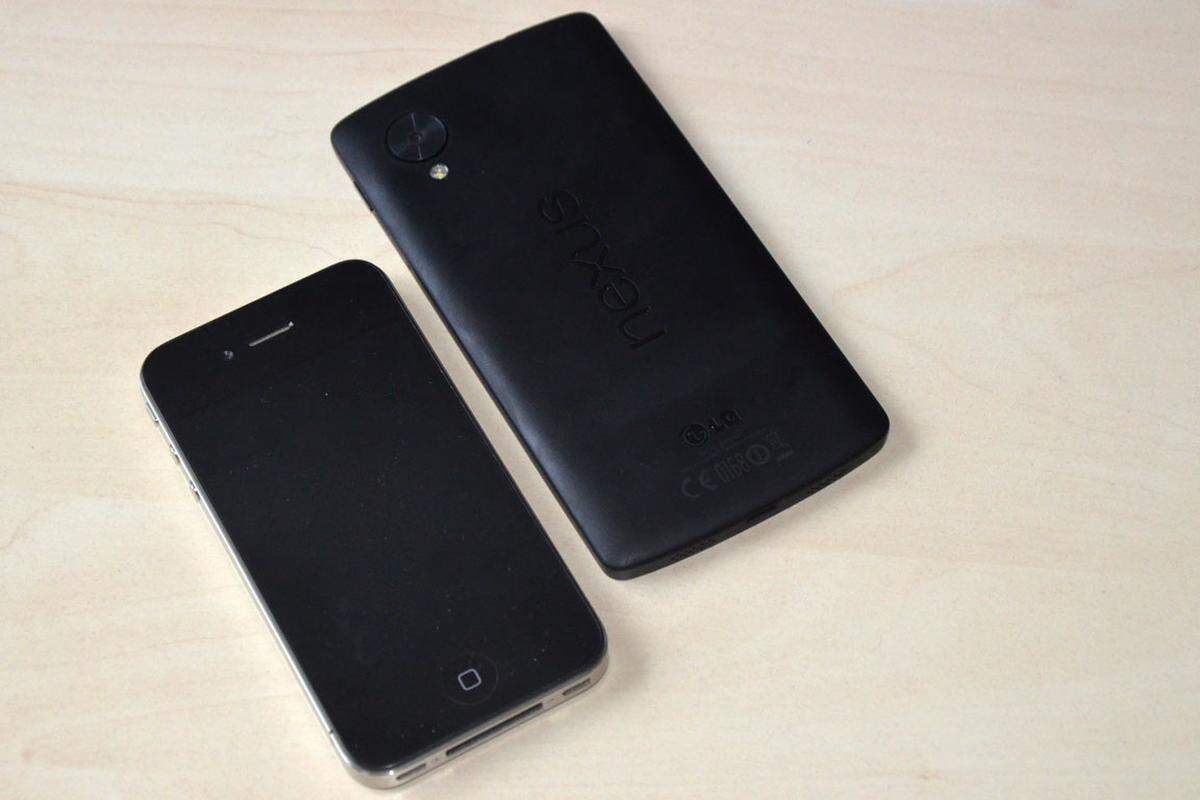 Das Nexus 5 ist mit 130 Gramm für seine Größe erstaunlich leicht. Zum Vergleich: Das iPhone 4S (Bild) wiegt 140 Gramm, das iPhone 5 immerhin noch 113 Gramm.
