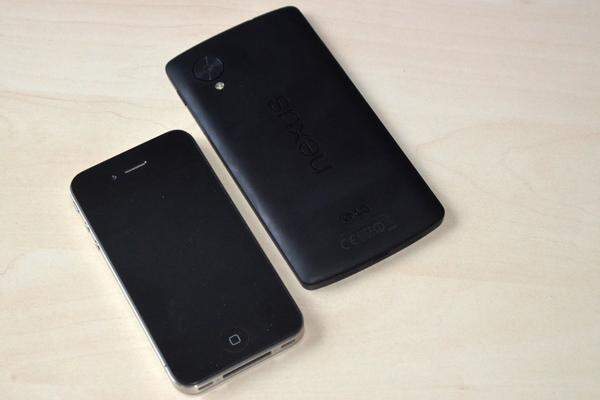 Das Nexus 5 ist mit 130 Gramm für seine Größe erstaunlich leicht. Zum Vergleich: Das iPhone 4S (Bild) wiegt 140 Gramm, das iPhone 5 immerhin noch 113 Gramm.