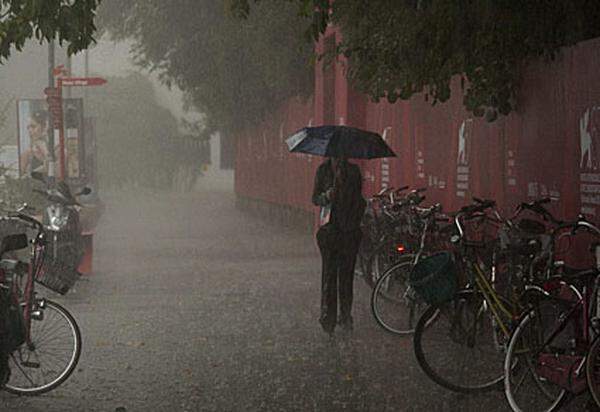 Ein schwerer Wolkenbruch sorgt am Freitag für Wirbel. Im Pressezentrum des Festivals gab es Wasserschäden, der Strom und das Internet fielen vorübergehend aus. "festival bagnato, festival fortunato", sagte einer der Organisatoren. Das heißt so viel wie: Je feuchter, desto mehr Glück beim Festival.