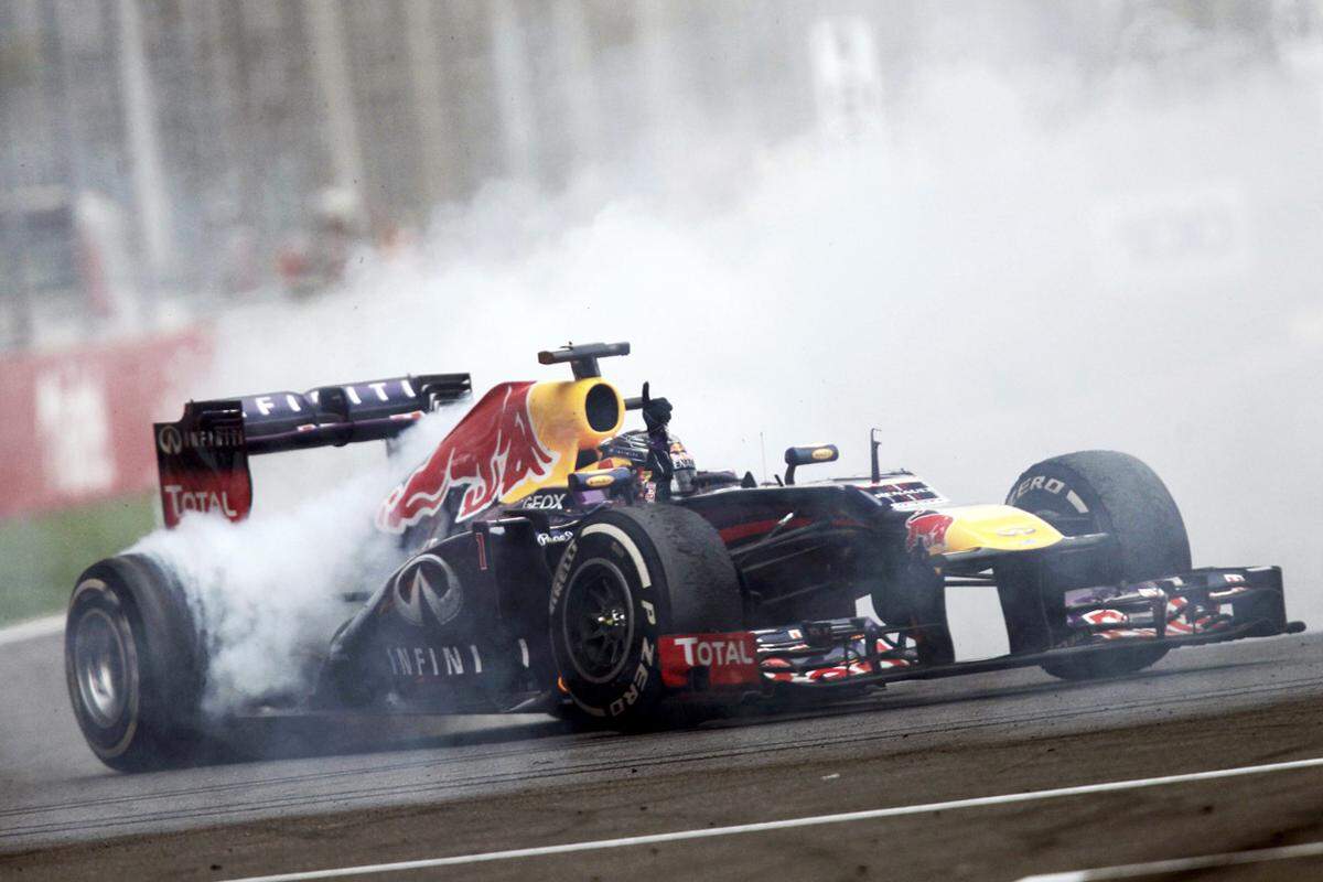 Kaum war beim Grand Prix von Indien die Ziellinie überquert und der vierte WM-Titel in Folge fixiert, ließ Sebastian Vettel die Reifen qualmen.