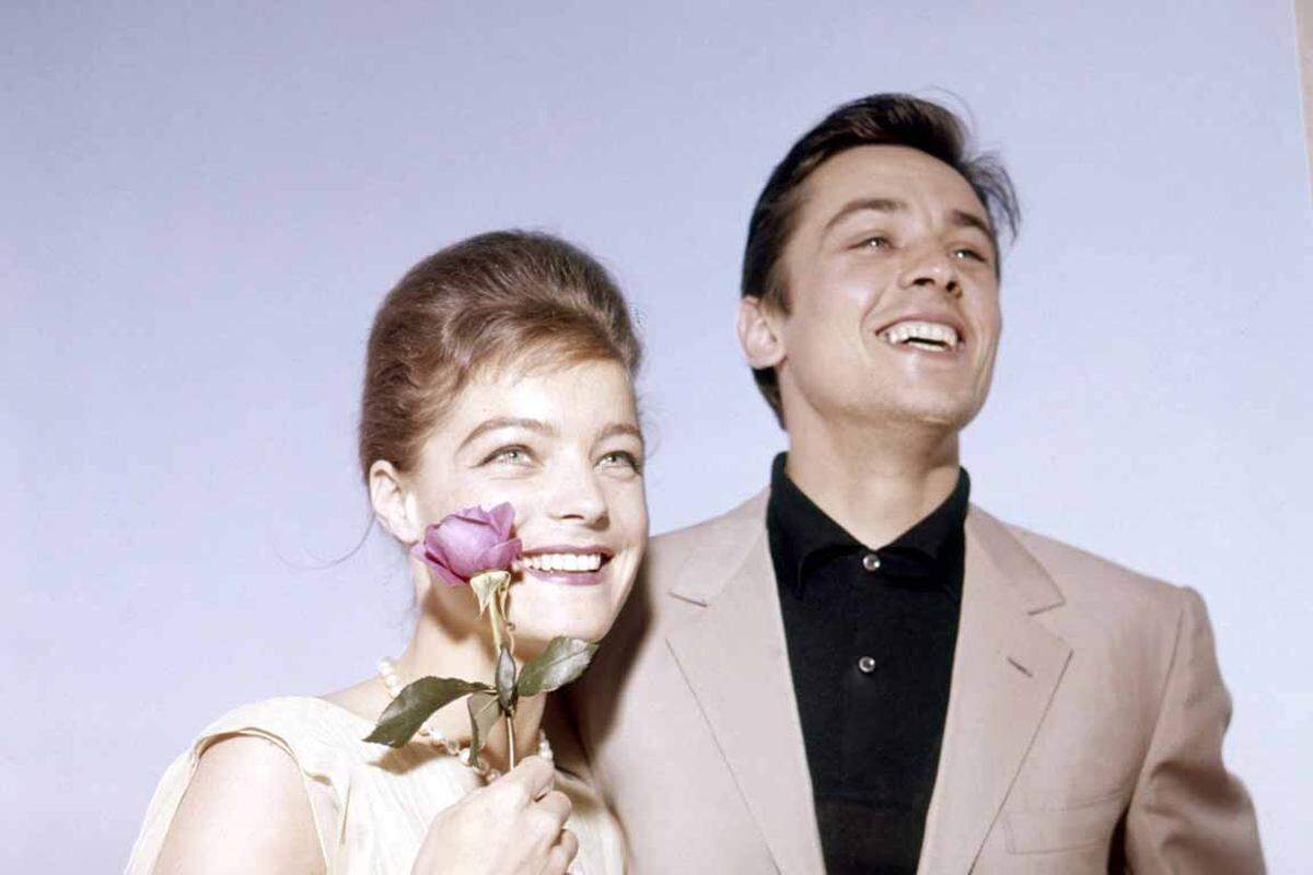 Auch mit seinen zahlreichen Affären füllte er die Blätter der Klatschpresse. Mit Romy Schneider bildete er eines der glamourösen Paare der 1960er-Jahre. Über die Trennung nur vier Jahre nach der Verlobung am Luganer See im Jahr 1959 kam die Schauspielerin nur schwer hinweg.