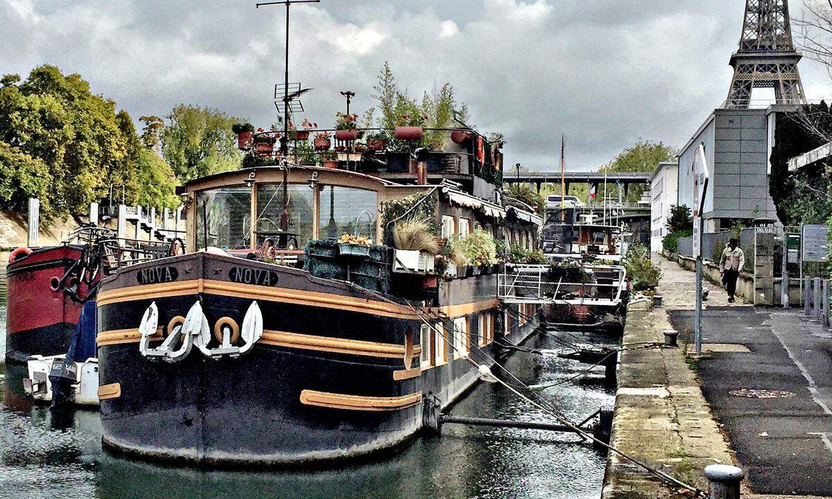 Ein Hausboot auf der Seine, was für eine romantische Vorstellung. Ist es auch in Wirklichkeit. Und praktisch zwecks Besichtigungen, denn der Eiffelturm steht gerade einmal zehn Minuten Gehzeit entfernt. Überdies sehr ansehnlich – das Hausboot wurde zur Shooting-Location der aktuellen „Schau­fenster"-Modestrecke (siehe Seite 10 bis 16). Das hübsche Hausboot kann man über Airbnb mieten: Es bietet Platz für bis zu zwölf Personen, ist mit allem Komfort ausgestattet und gemütlich eingerichtet, wobei die Vermieter durchaus Sinn für originelle Kleinigkeiten zeigten: Stofftiere, Kitsch und Krimskrams ergeben eine charmante Mischung. Obwohl es hier unterhalb des Ufersaums sehr ruhig ist, reihen sich weiter oben Shops, Bars und Restaurants. Und wenn der Abend lau ist, muss man gar nicht so weit marschieren: Der Sundowner an Deck ist lauschig. www.airbnb.at/rooms/9342