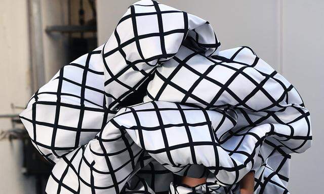 Kunst-Kleid. Den bauschigen „Crinkle Dress“ aus ihrer „Cyber Crack“-Kollektion (2020) entwarf Flora Miranda mit der Künstlerin Esther Stocker.