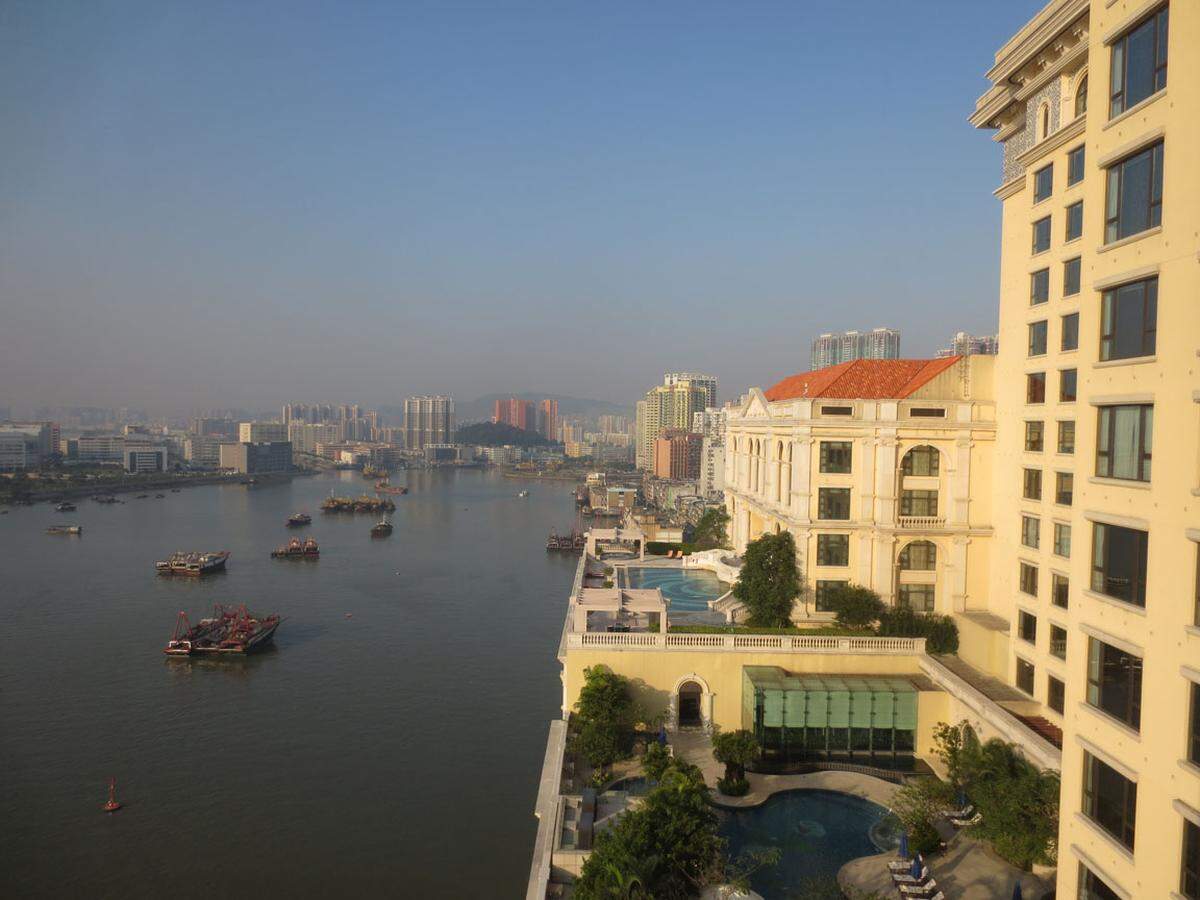 Das jenseitige Ufer des Perlflusses, das ist nicht mehr Macau, sondern Festlandchina, allerdings eine andere Sonderverwaltungszone, nämlich Zhuhai, wo noch einmal 1,5 Millionen Menschen leben. Untertags hat man das Gefühl, dass sie sich alle nach Macau ergießen, um dort zu arbeiten.