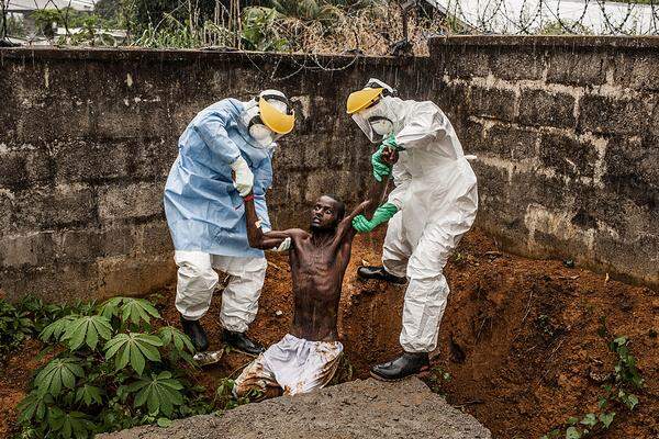 Pete Muller, USA, Prime for National Geographic / The Washington PostÄrztliches Personal im Ebola-Behandlungszentrum in Freetown, Sierra Leone. Der Mann starb kurze Zeit später.
