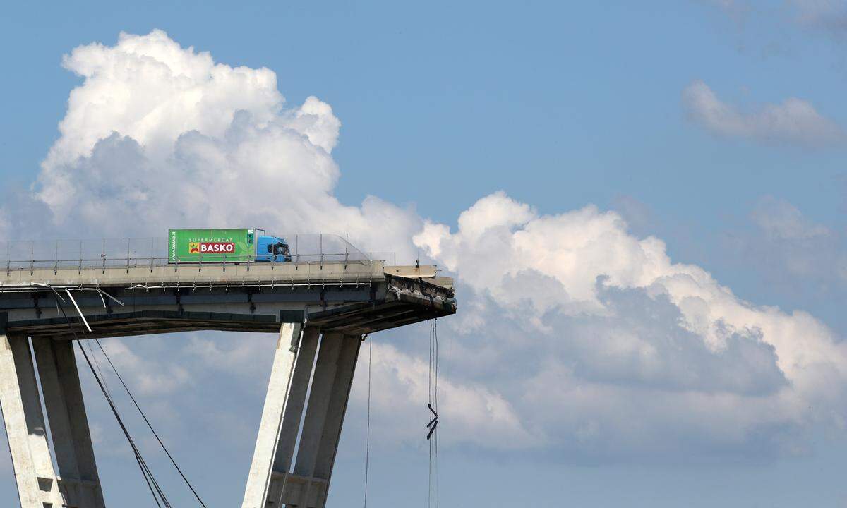 15. August. 45 Menschen kamen bei dem Einsturz der Morandi-Brücke in Genua ums Leben. Der Fahrer des grünen LKW, der das Unglück knapp überlebte, konnte sein Glück kaum fassen. Das Unglück löste auch eine politische Debatte um den Zustand der italienischen Infrastruktur aus.