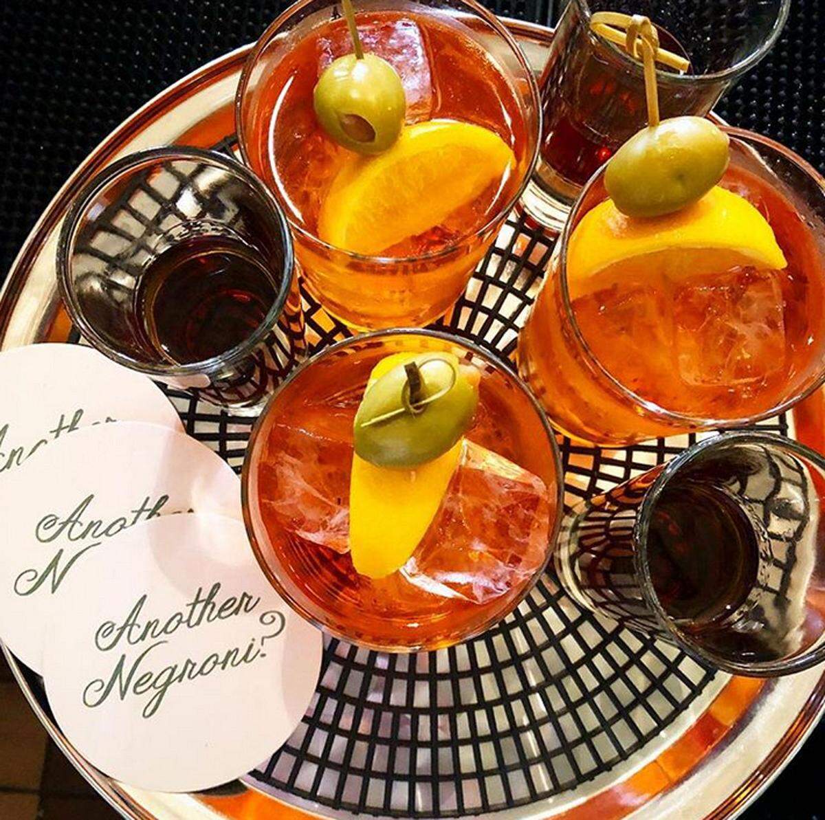 Schon Ernest Hemingway und Patti Smith haben in der Bar getrunken, die seit über hundert Jahren italienisch inspirierte Cocktails auftischt. 12 Negronis stehen auf der Karte, aber auch den Garibaldi mit Campari und Orangensaft sollte man kosten.