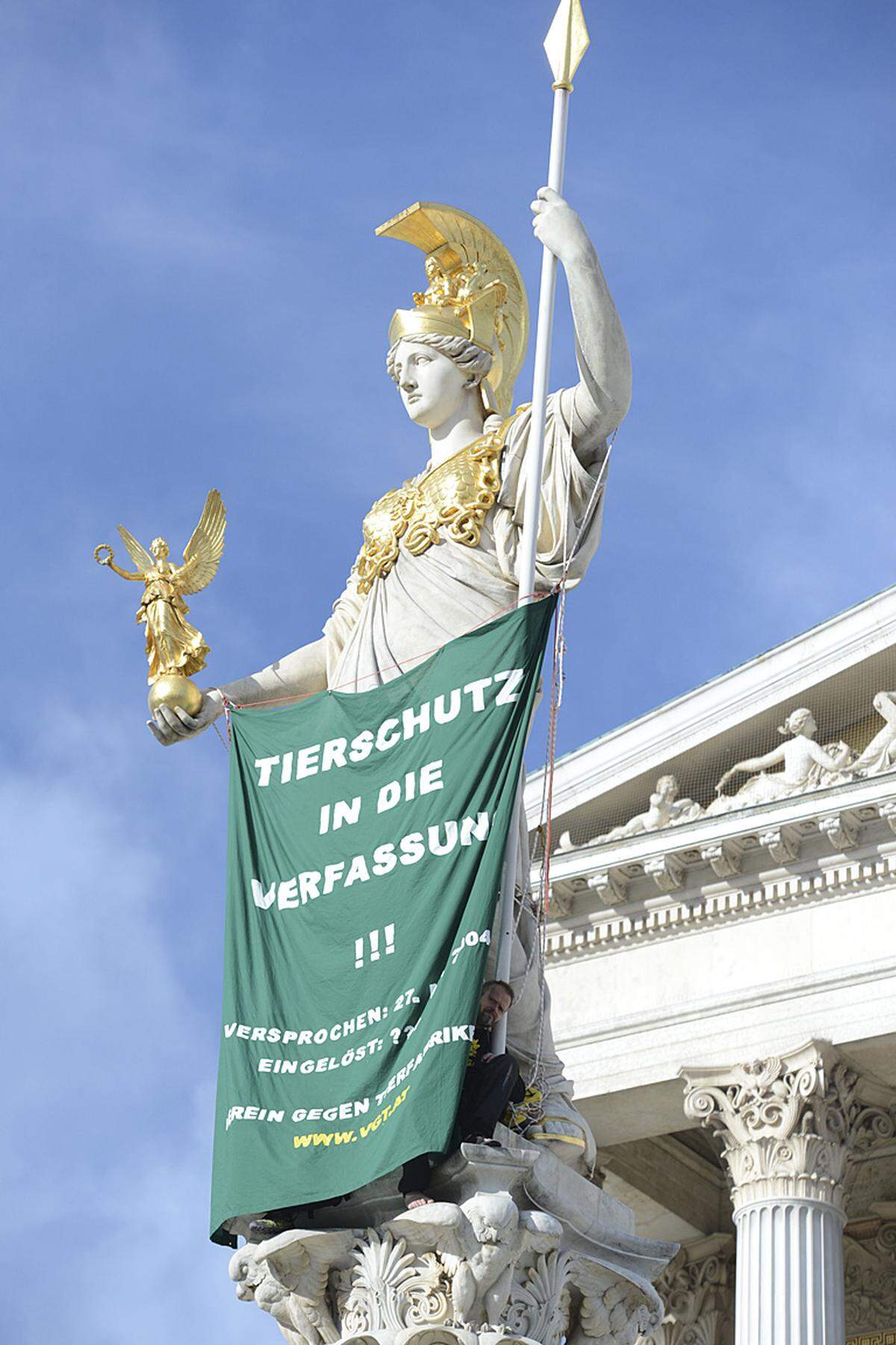 26. September.  Kletteraktion auf der Pallas Athene-Statue vor dem Parlament. "Tierschutz in die Verfassung" lautet die Forderung, die der Verein gegen Tierfabriken (VGT) mit dieser Protestaktion gestellt hat.