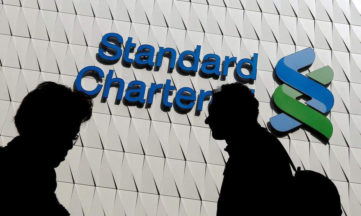 Standard Chartered erwäge, Dublin nach dem Brexit zum Rechtssitz innerhalb der EU zu machen, hieß es im Dezember von Personen, die mit dem Vorgang vertraut sind. Eine finale Entscheidung sei noch nicht gefallen. Die britische Bank spreche auch mit der deutschen Aufsicht darüber, Frankfurt alternativ auszuwählen.