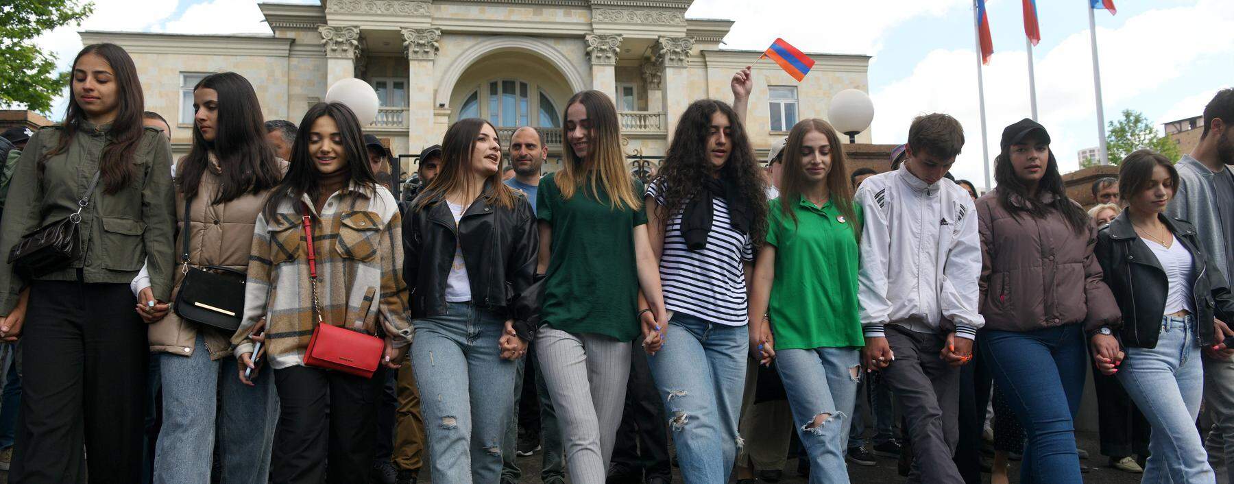 Junge Menschen demonstrieren vor der Residenz des Regierungschefs Nikol Paschinjan. Die Verhandlungen dessen Regierung mit Aserbaidschan sehen viele Bürger als Verrat an.