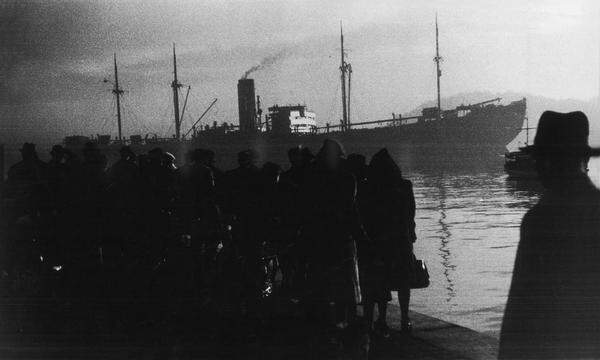 Oslo 19421126. Det tyske skipet Donau tok 530 norske joder til utryddelsesleirene. Bildet er fra Amerikalinjens kai , Ut