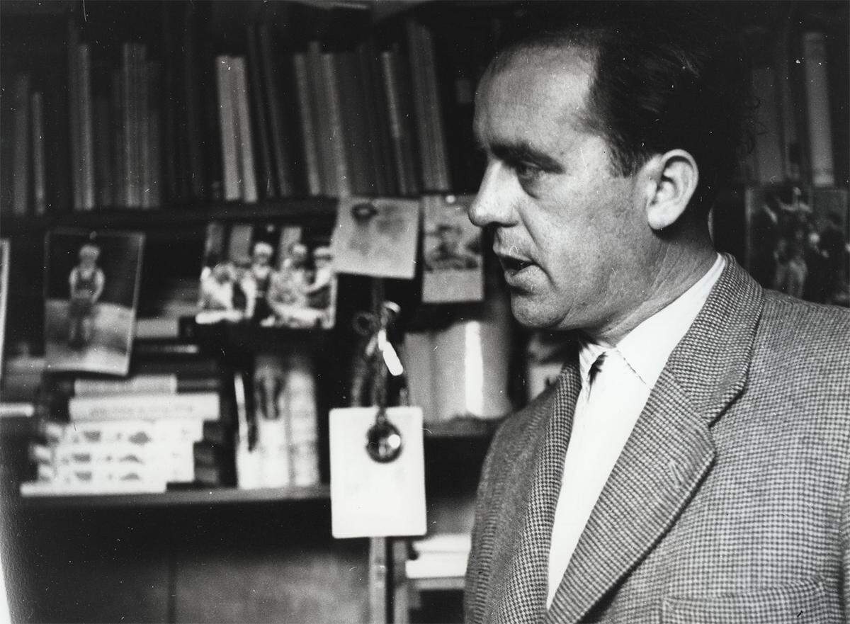 Bölls Verhältnis zur Fotografie kommt ebenso in seinen Romanen und Geschichten über Fotografen und Fotografien zum Ausdruck. Im Bild: Heinrich Böll, 1953.