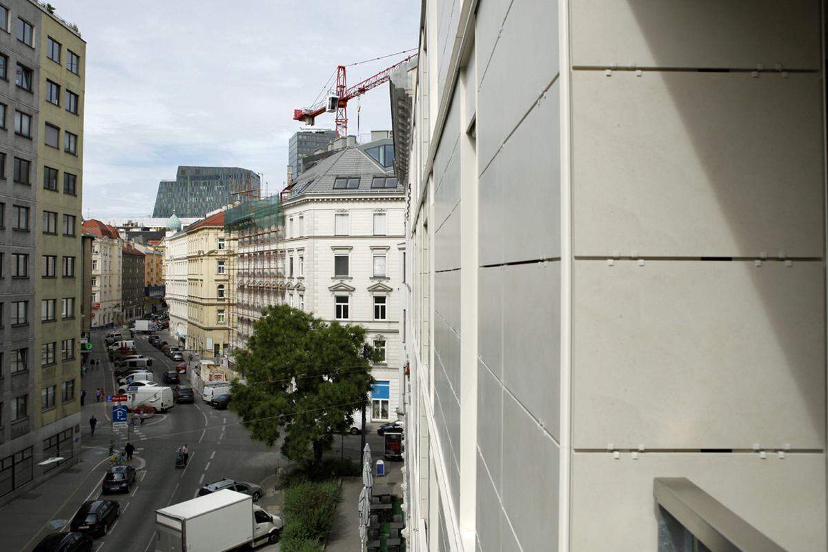 Blick von einem Balkon des dort geplanten Hotels Richtung Wien Mitte. Links und rechts der historischen Fassade, die den Schriftzug trägt, wurde eine modernen Keramik-Fasse gebaut.