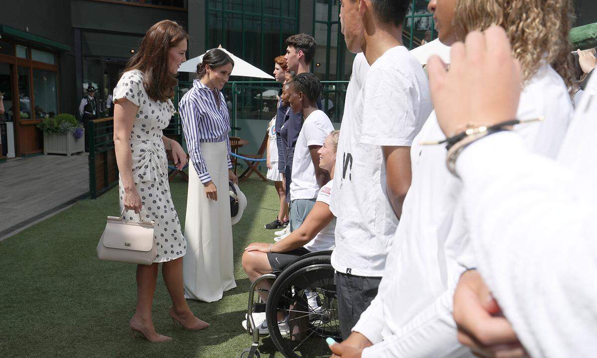 Erster royaler Aufschlag für Meghan am Center Court von Wimbledon: Ihr Debüt als Herzogin war auch gleichzeitig ihr erster Solo-Auftritt mit Schwägerin Catherine. Dafür darf die Farbe der Hose durchaus weiß ausfallen.