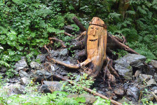 Nahe seines Hauses befindet sich ein Oktopus - geschnitzt in eine Wurzel, die bei einem größeren Unwetter angetrieben wurde.