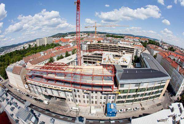 Auf dem Areal eines alten Gewerbehofes in der Goldschlagstraße im 14. Bezirk entsteht unter dem Titel „Wirtschaftspark Breitensee“ ein neues Zentrum für die Wiener Wirtschaft. Nach der bereits abgeschlossenen Revitalisierung des alten Gewerbehofes läuft nun die Errichtung des Neubautraktes auf Hochtouren.