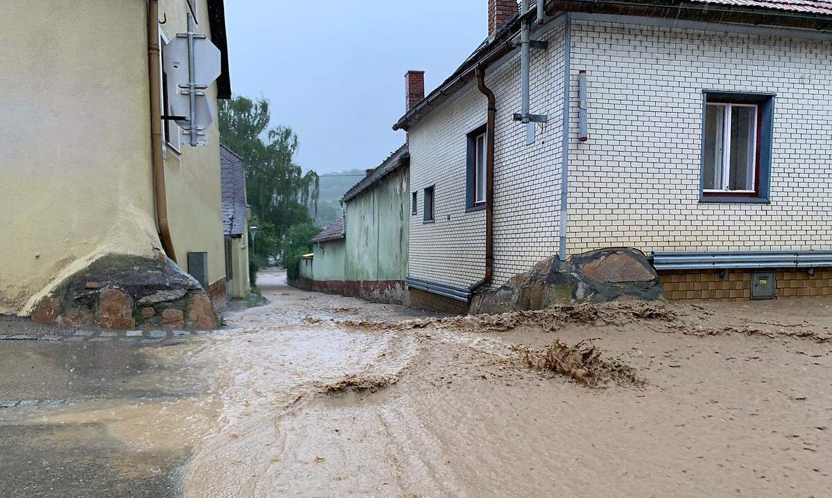 Auch in Furth im Bezirk Krems schoben sich schlammige Wassermassen durch Ortsteile.