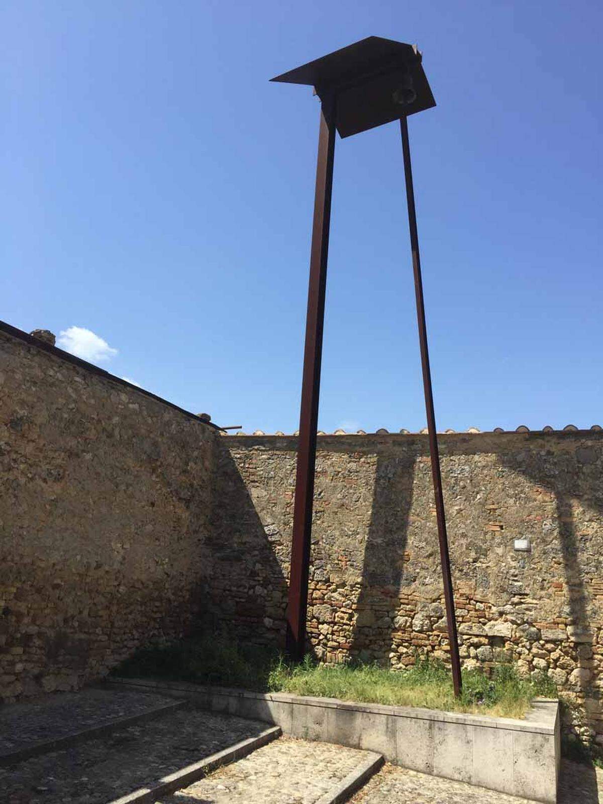 Im etwas überlaufenen San Gimignano in der Toscana ging Schaufenster-Chefredakteur Daniel Kalt auf die Suche nach Public-Art-Installationen der Galleria continua (hier eine Arbeit von Jannis Kounellis, via Instagram.com/daniel_kalt) ...