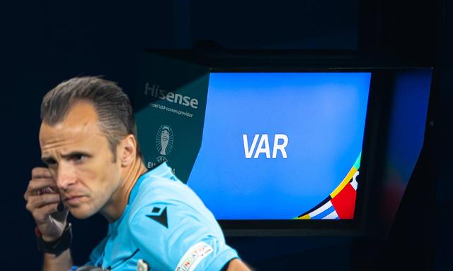 Der vierte Schiedsrichter Irfan Peljto überprüft den VAR-Monitor während des Achtelfinalspiels zwischen Deutschland und Dänemark in Dortmund am 29. Juni 2024.