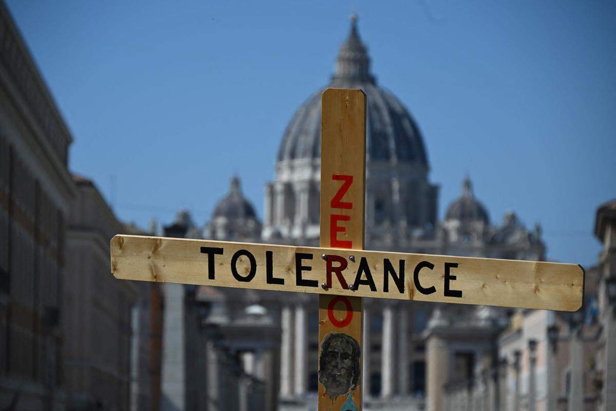 27. September. Ein Holzkreuz mit der Aufschrift „Zero Tolerance“ („Null Toleranz“) bei einer Aktion der Organisation Ending Child Abuse (ECA) gegen Kindesmissbrauch in der Katholischen Kirche vor dem Petersdom in Rom. 