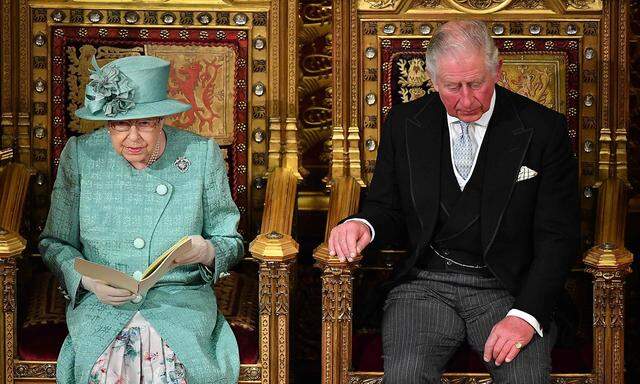 Nur acht Minuten dauerte der monotone Vortrag der Queen, Prinz Charles schien schon nach wenigen Worten mit dem Schlaf zu kämpfen. 