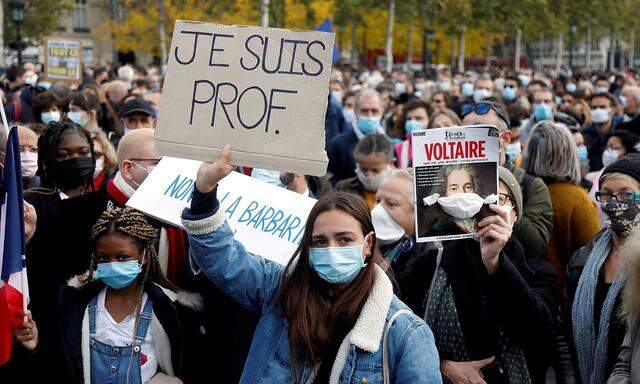"Ich bin Lehrer": Menschen in Paris demonstrieren für Meinungsfreiheit und im Gedenken an den von einem Islamisten enthaupteten Lehrer Samuel Paty.