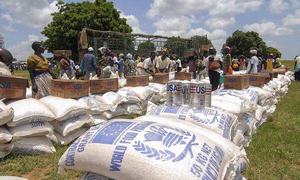 Uganda Kitgum, food distribution by WFP UGANDA, Kitgum , World Food Programme, distribution of EU aid maize and USAID c