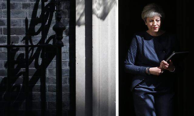Premierministerin Theresa May ist nach dem Verlust der absoluten Mehrheit auch innerparteilich geschwächt. 