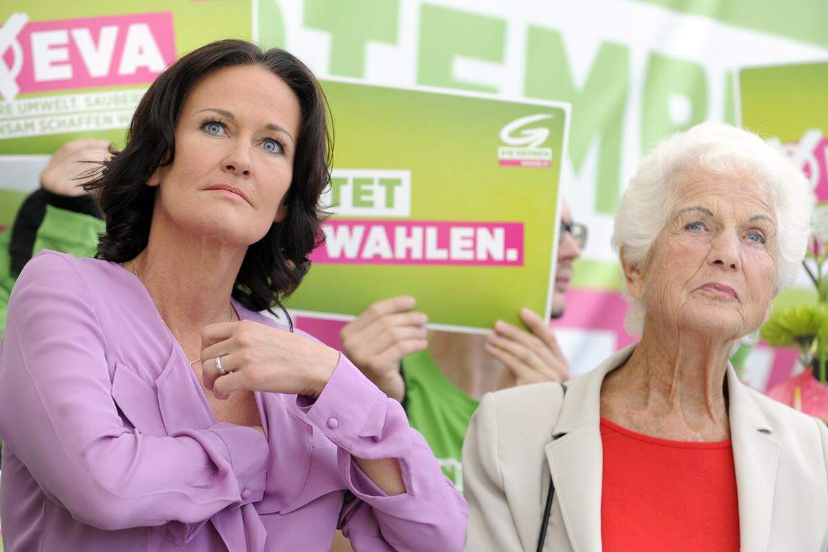 Als Einpeitscherin agierte die Salzburger Grünen-Frontfrau Astrid Rössler, Ehrengäste waren die früheren Parteichefs Alexander Van der Bellen und Freda Meissner-Blau (im Bild rechts mit Eva Glawischnig. Angriffig zeigte sich die Grüne Frontfrau vor allem gegenüber der ÖVP. Diese habe im Wahlkampf Lügen plakatiert: "Das gehört aus meiner Sicht abgewählt, abgestraft." Parteichef Michael Spindelegger habe sich zwar mit "Gentleman-Boxer" Vitali Klitschko getroffen, agiere aber eher wie der für seinen Ohrenbiss berüchtigte Mike Tyson.