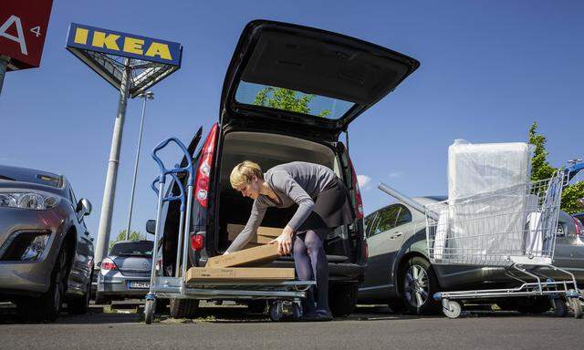 Eine Frau laedt Pakete des Einrichtungshauses IKEA in ihr Auto Berlin 15 05 2015 MODEL RELEASE vo