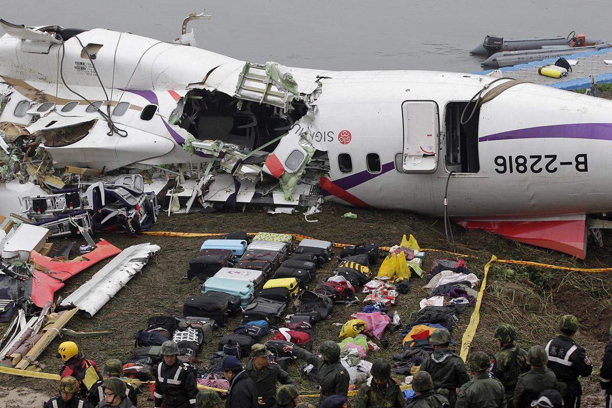 Ein Flugzeug der Fluglinie TransAsia mit 58 Menschen an Bord hat am Mittwoch in der taiwanesischen Hauptstadt Taipeh eine Brücke gerammt und ist in einen Fluss gestürzt. Dabei wurden nach Angaben der Regierung mindestens 31 Menschen getötet, rund ein Dutzend werden noch vermisst. Taucher suchen nach den Vermissten.